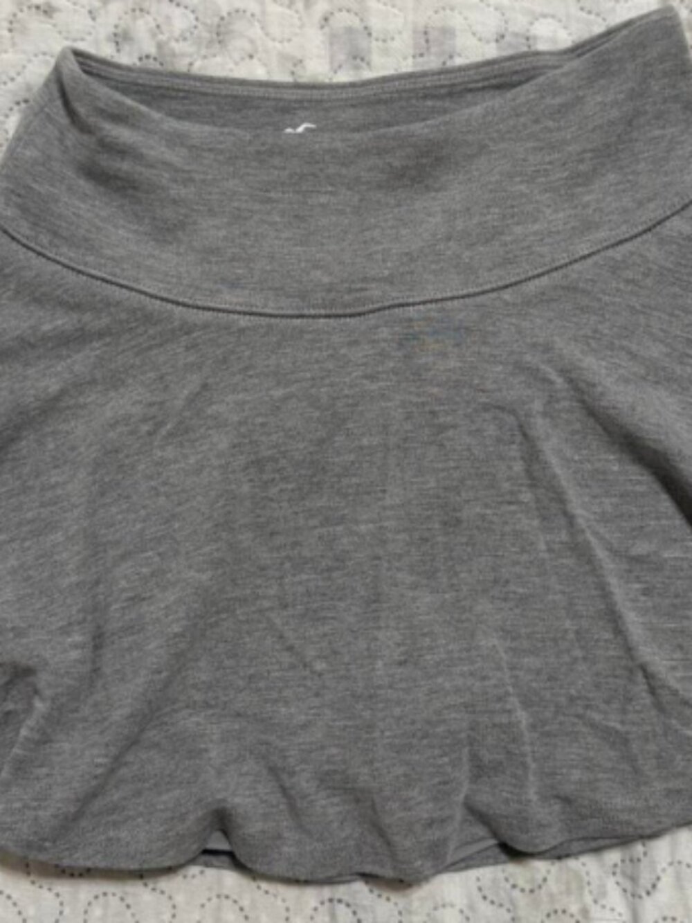 Simple and comfortable gray half length skirt pants